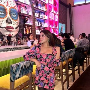 Selling this pretties floral dress from zara. In xs .